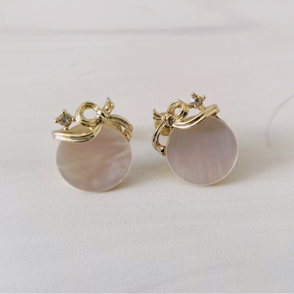 Lisner Pearlized and Rhinestone Bow Screw Back Earrings- Gold and White